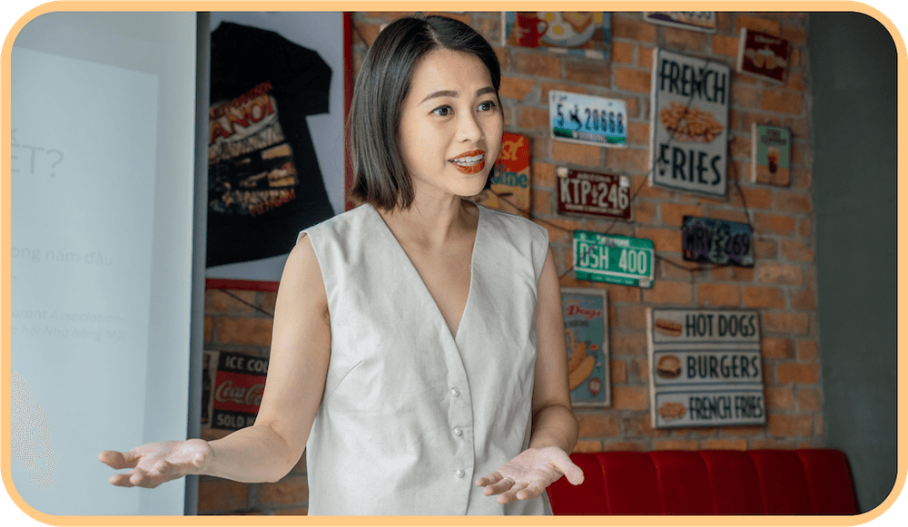 Vũ Kiều Loan đang giảng dạy trong không gian nhà hàng phong cách Mỹ